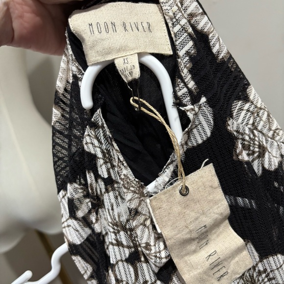 Moon River Drop Waist MIDI Dress Size XS Black NWT Floral Lace Sleeveless - Picture 10 of 10